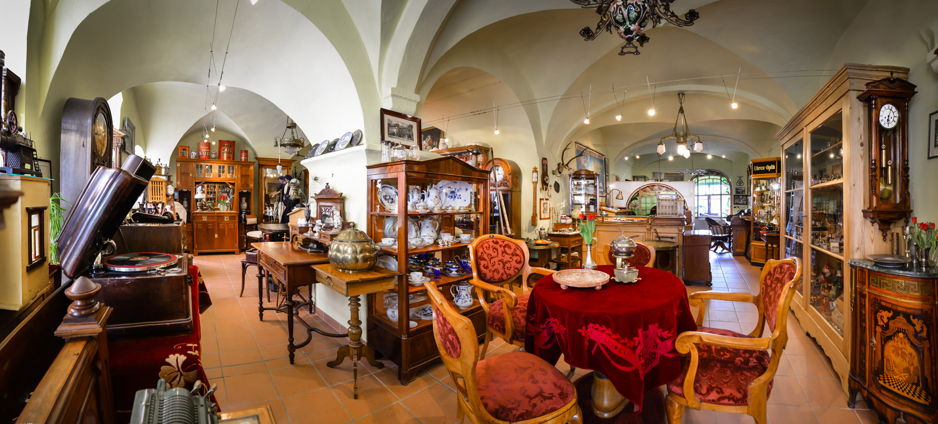 Panoramafoto im Inneren der Geschäftsräume, auf dem z. B. antike Möbel und Schränke zu sehen sind